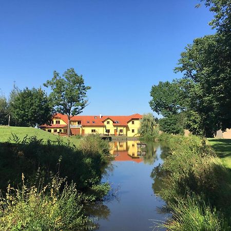 Podvesky Mlyn Hotel Tlumacov Buitenkant foto